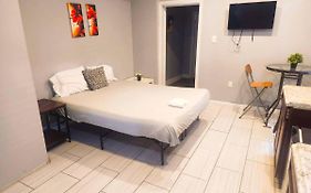 1St Floor Studio Near Airport With Small Kitchenette
